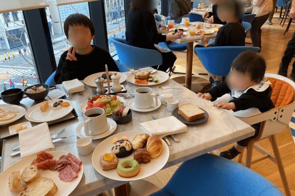 W大阪 朝食会場 Oh.lala... 長男と次男（次男はベビーチェア使用）