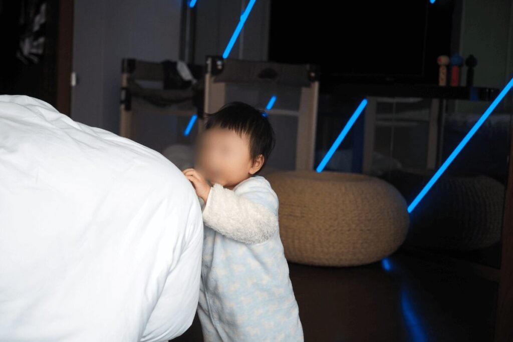 W大阪 客室 ベッドにつかまり立ちする赤ちゃん