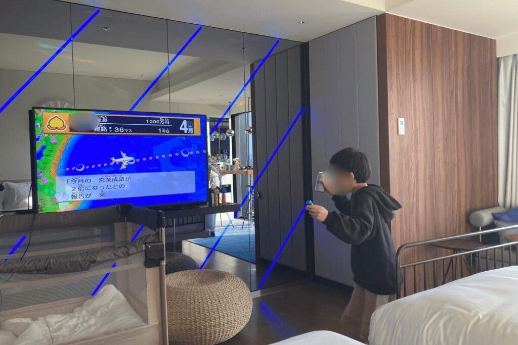 W大阪 客室 テレビにSwitchをつないで桃鉄を遊ぶ小学生