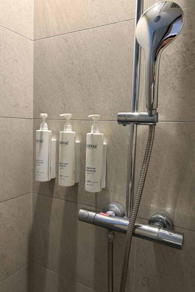 フェアフィールド淡路島東浦の客室に備え付けられたシャンプーとコンディショナーとボディーソープ