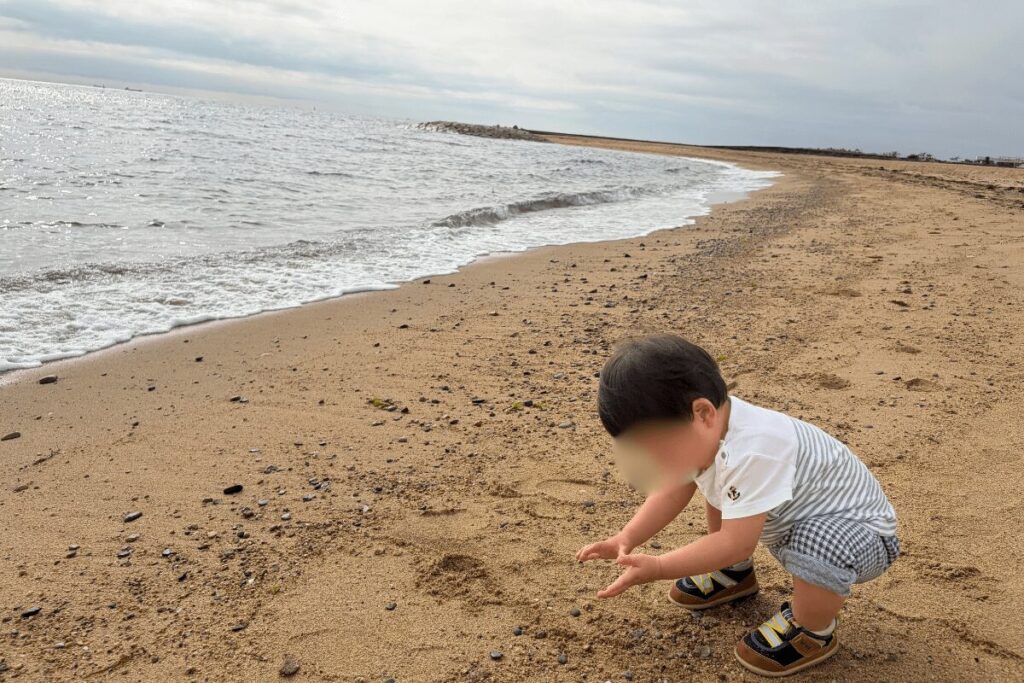 浦県民サンビーチで遊ぶ1歳児
