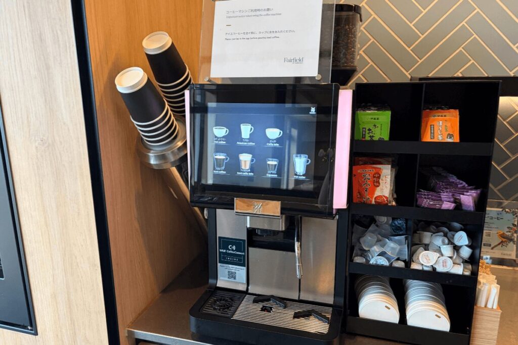 フェアフィールド淡路島東浦のロビーに設置されたコーヒーマシーン