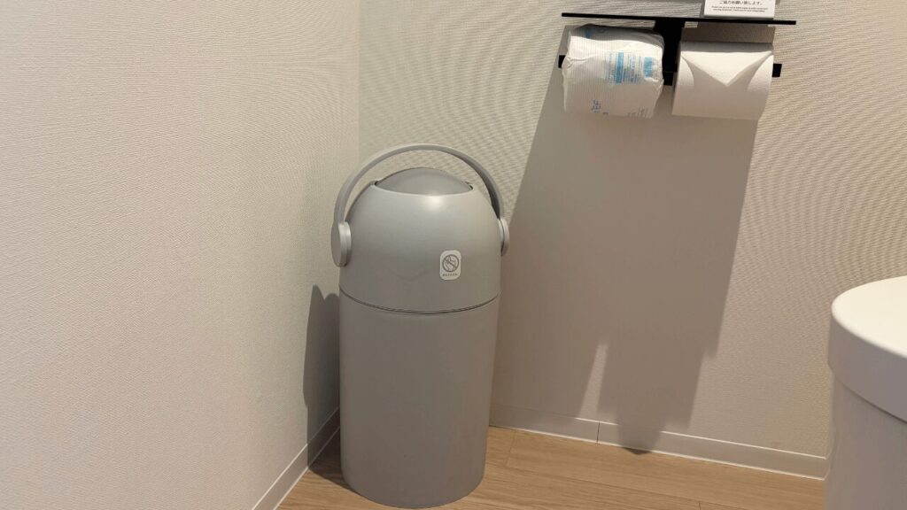 フェアフィールド淡路島東浦の客室に設置されたオムツ用ゴミ箱