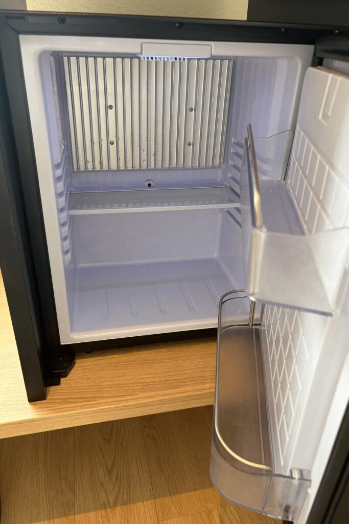 フェアフィールド淡路島東浦の客室に設置された中身が空の冷蔵庫