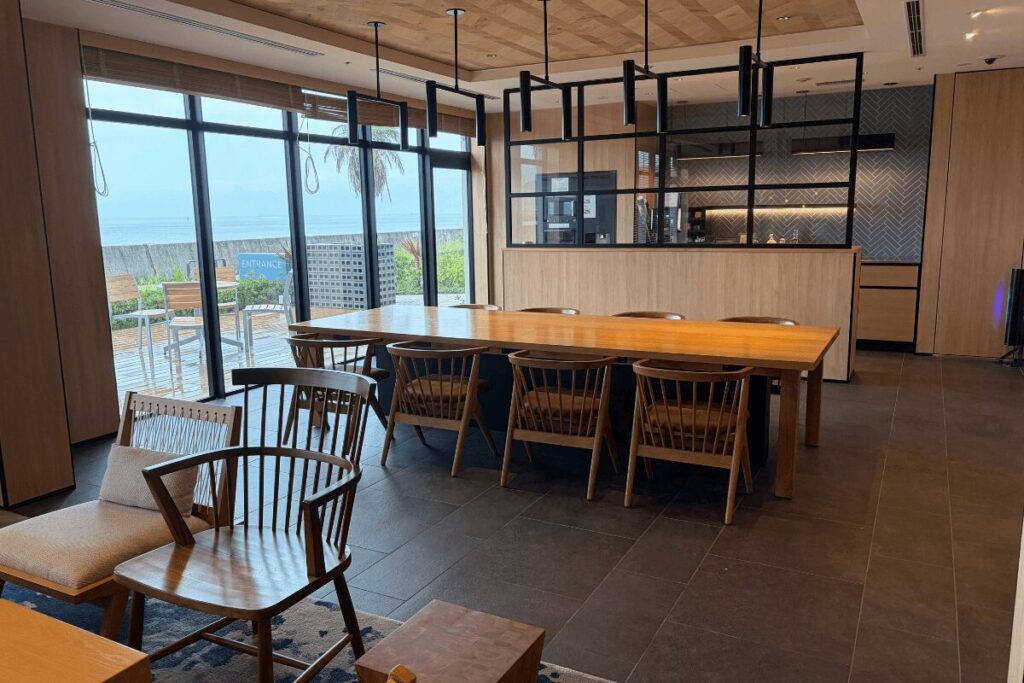 フェアフィールド淡路島東浦のロビーラウンジ(テーブル席の様子)