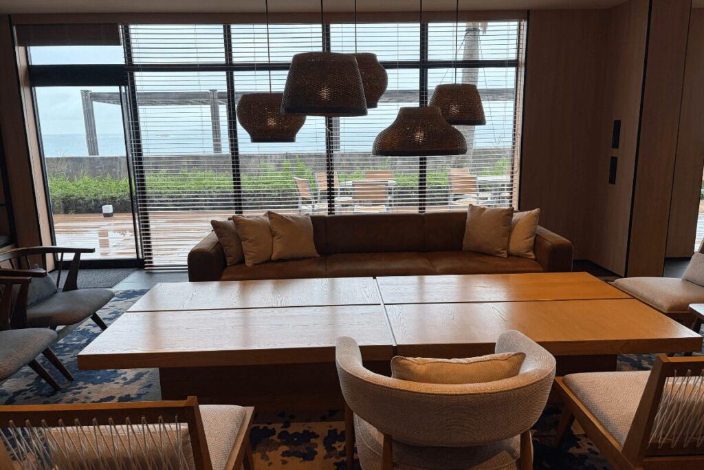 フェアフィールド淡路島東浦のロビーラウンジ(ソファ席の様子)