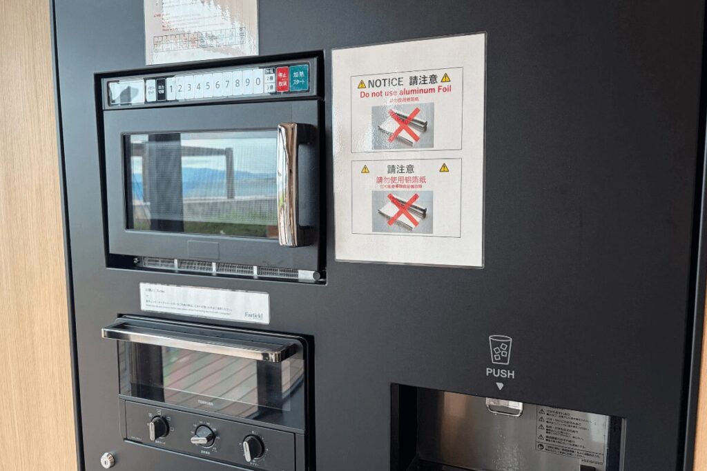フェアフィールド淡路島東浦のロビーにある電子レンジとオーブン