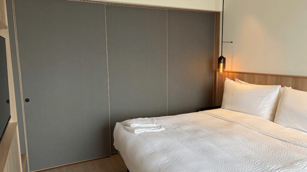 フェアフィールド淡路島東浦の客室で洗面との仕切りを閉じた状態