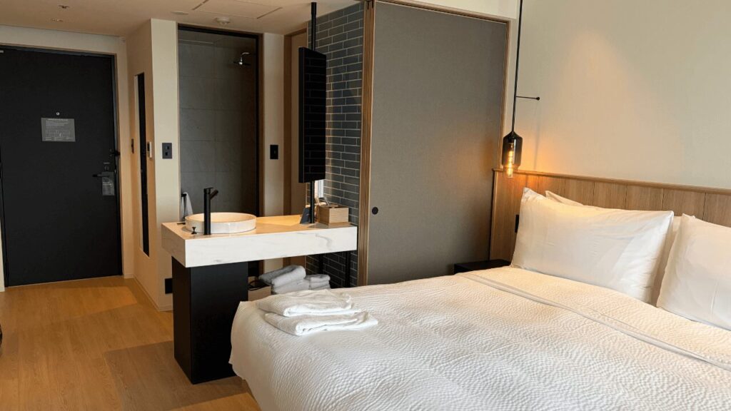 フェアフィールド淡路島東浦の客室を窓側から見た様子