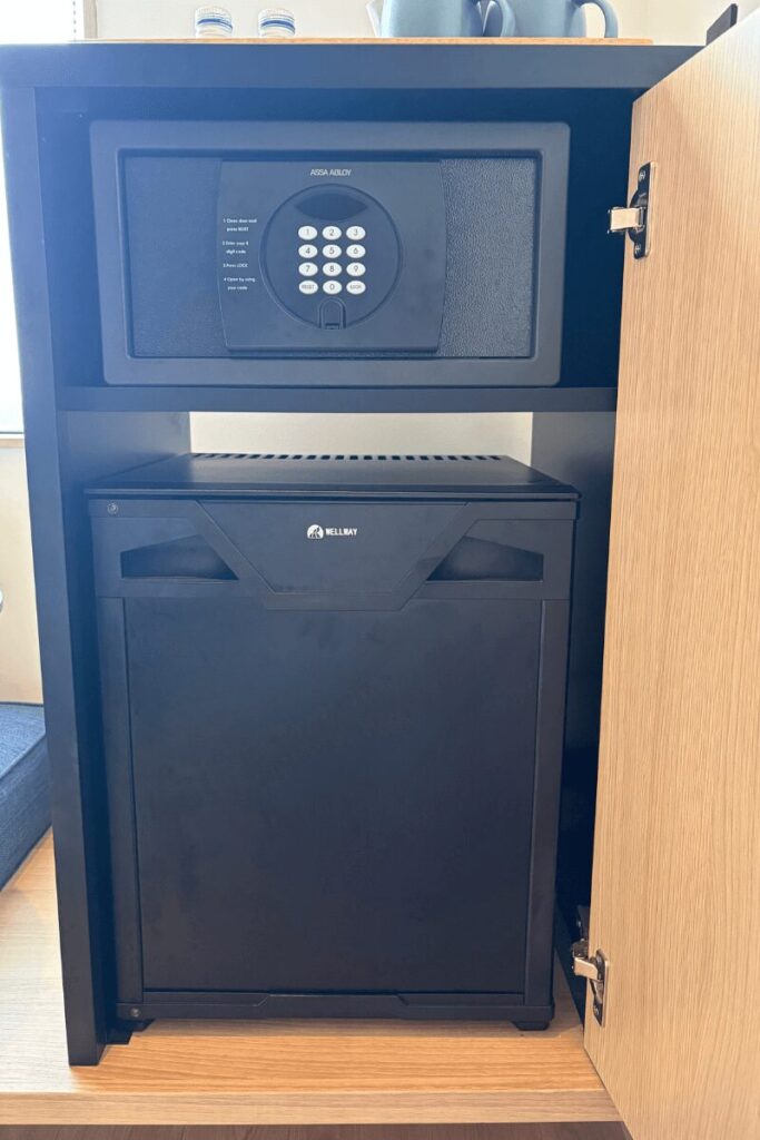 フェアフィールド淡路島東浦の客室に備え付けられた金庫と冷蔵庫