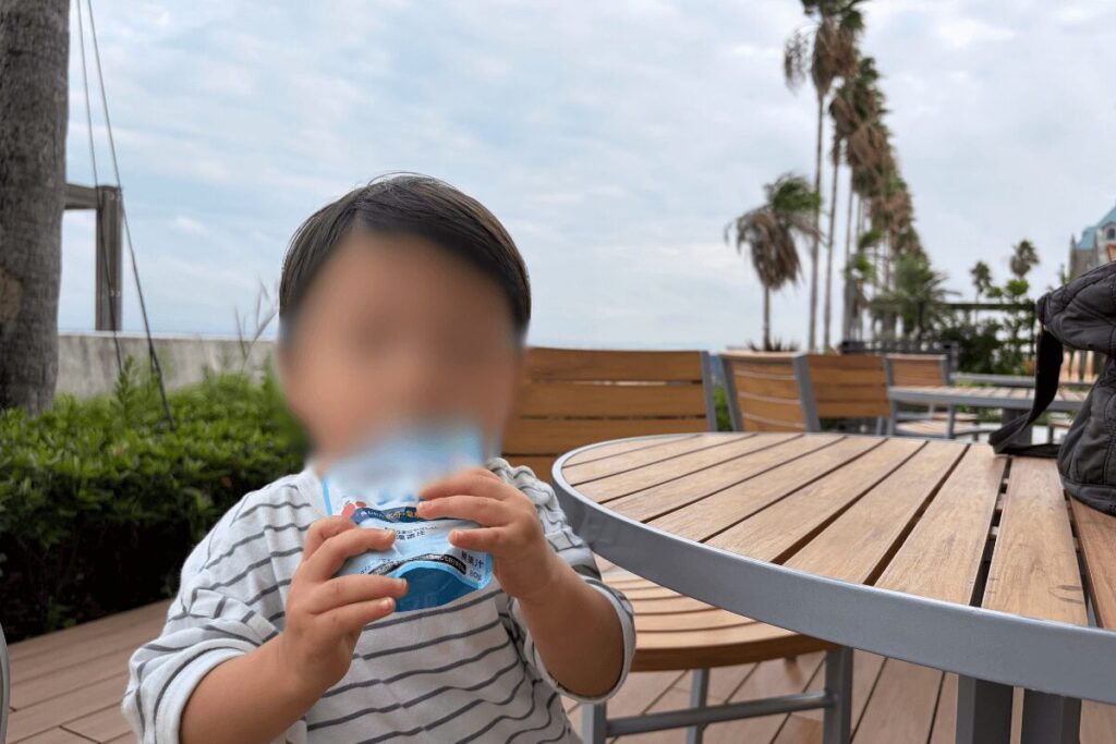 フェアフィールド淡路島東浦のロビー外にあるテラス席