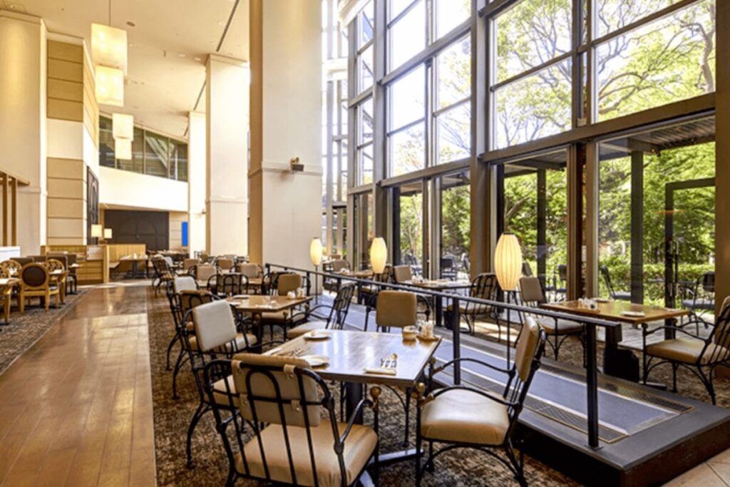 神戸ベイシェラトン「ガーデンカフェ」の吹き抜け空間