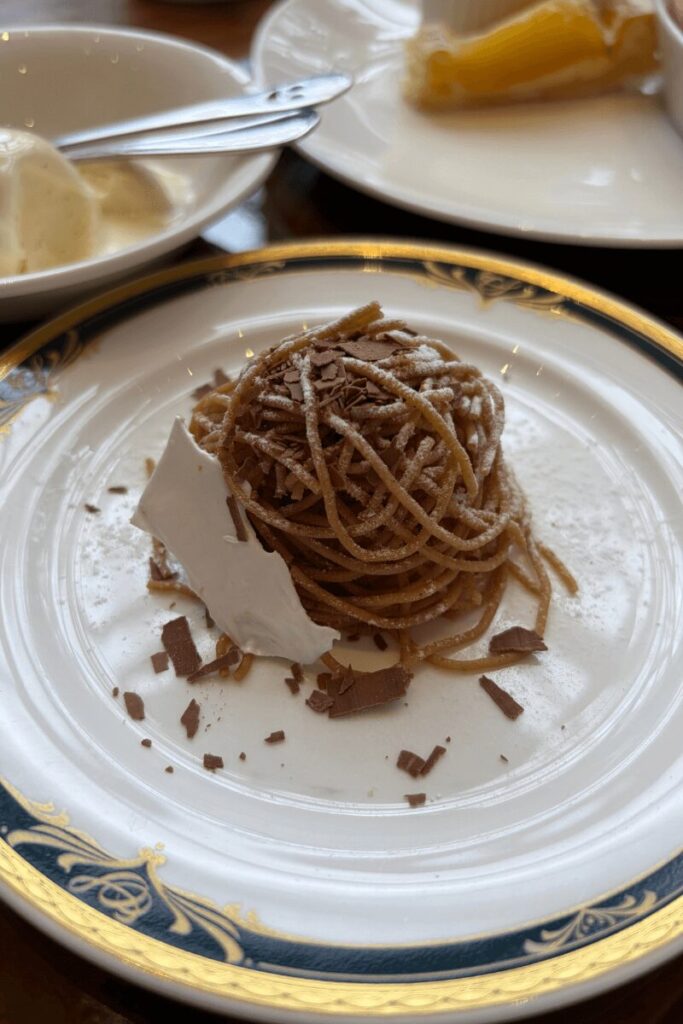 ガーデンカフェのビュッフェに並ぶモンブラン