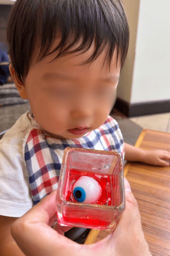 神戸ベイシェラトンのガーデンカフェでキッズチェアに座る1歳児