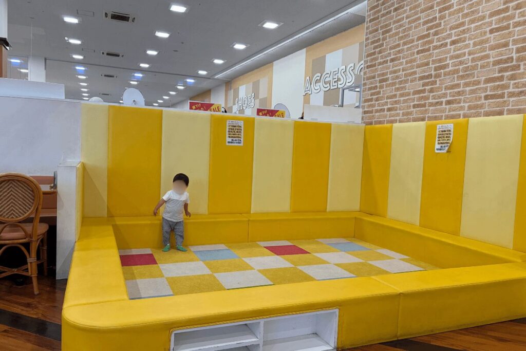 スーパーまるなか淡路東浦店のプレイゾーンで遊ぶ1歳児