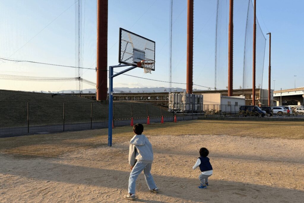 バスケットゴールに向かってシュートをする兄弟(2025年11月)