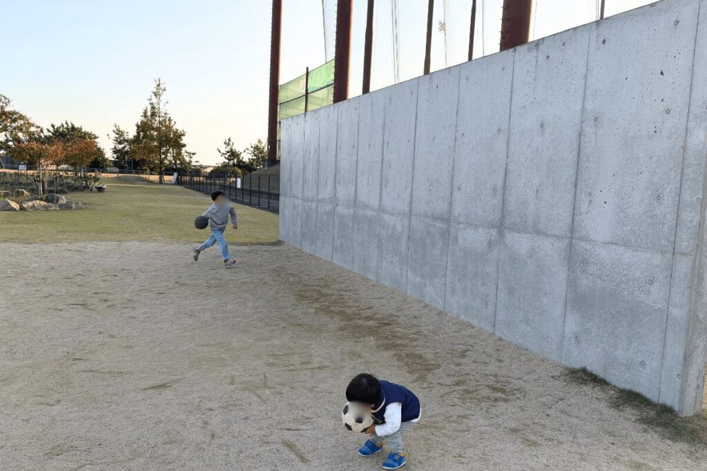 コンクリート壁で遊ぶ兄弟の様子(2025年11月)