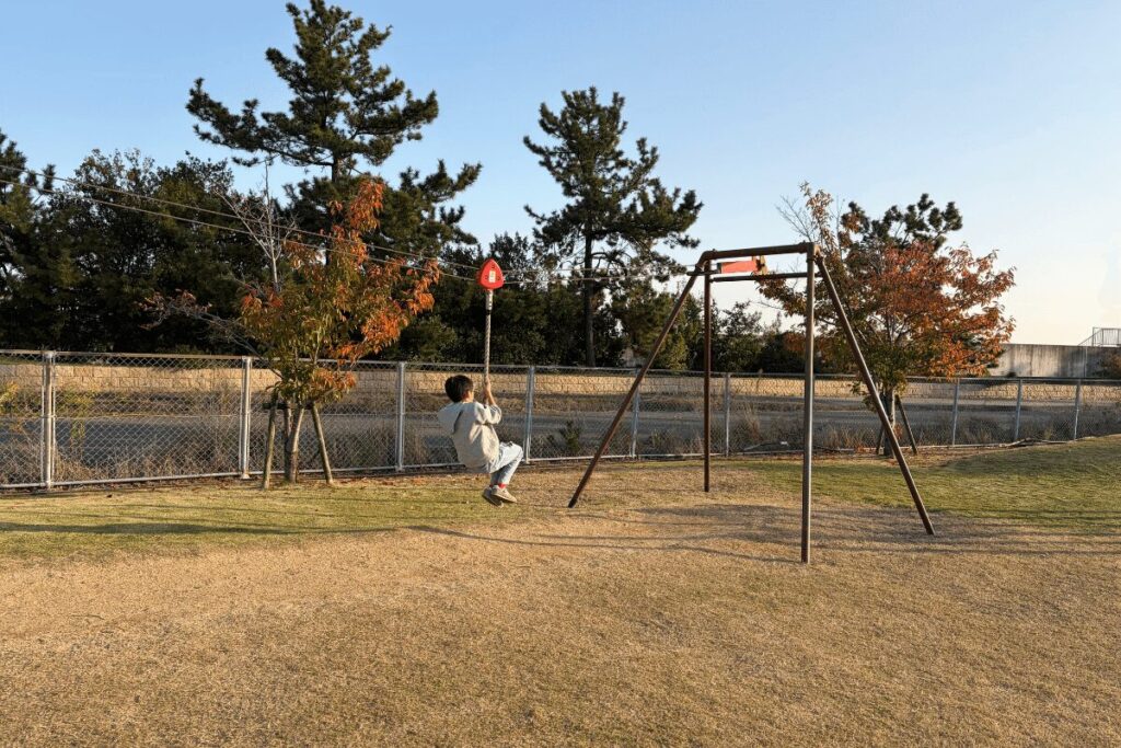 ターザンロープを楽しむ9歳の長男(2025年11月)