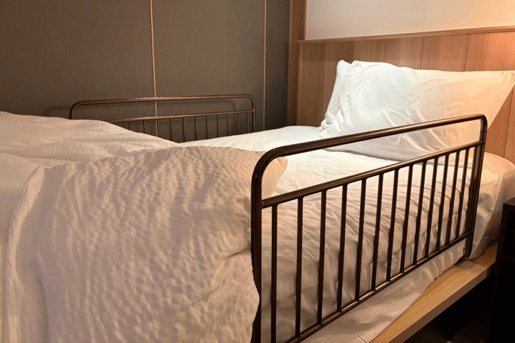フェアフィールド兵庫但馬やぶの客室に設置したベッドガード