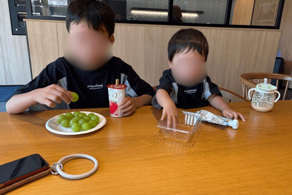 ロビーラウンジで朝食を食べる兄弟