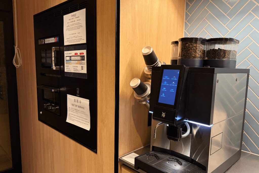 ロビーラウンジに設置されたコーヒーマシーン・オーブントースター・電子レンジ