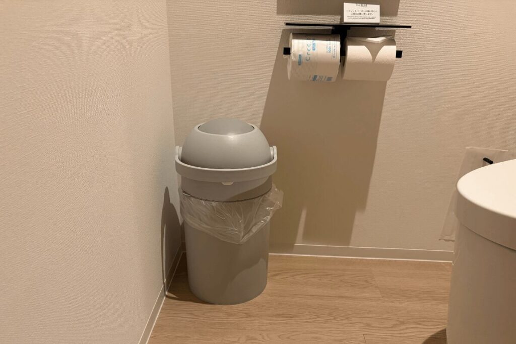 フェアフィールド兵庫但馬やぶの客室に用意されたおむつ用ゴミ箱