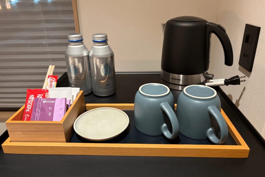 ケトルとコーヒー・紅茶などのドリンクセット