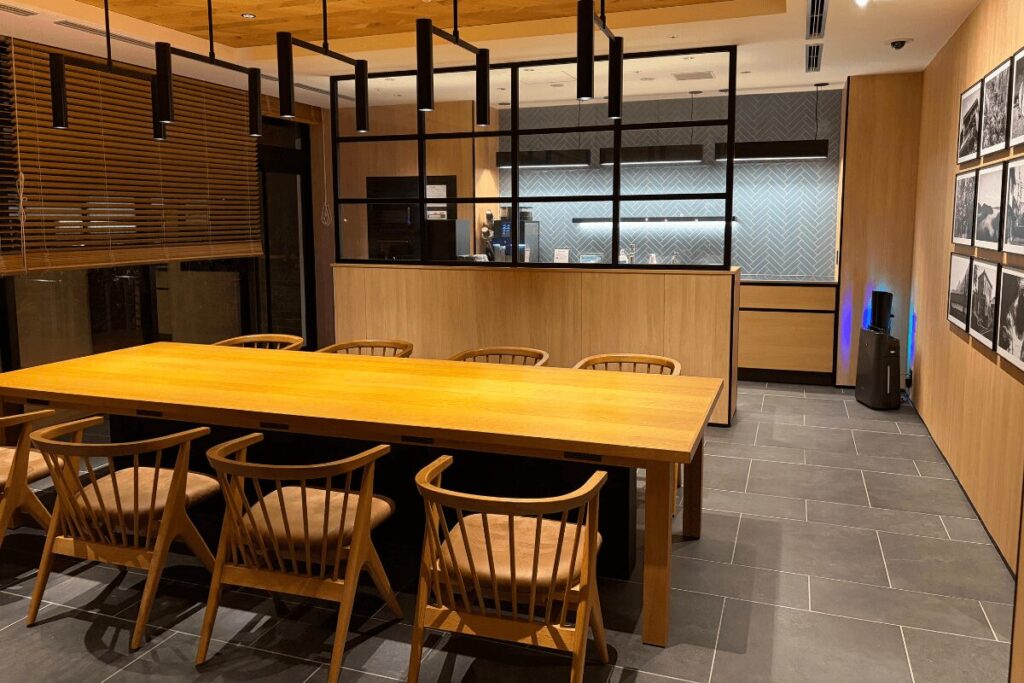 コーヒーマシーン側のロビーラウンジ