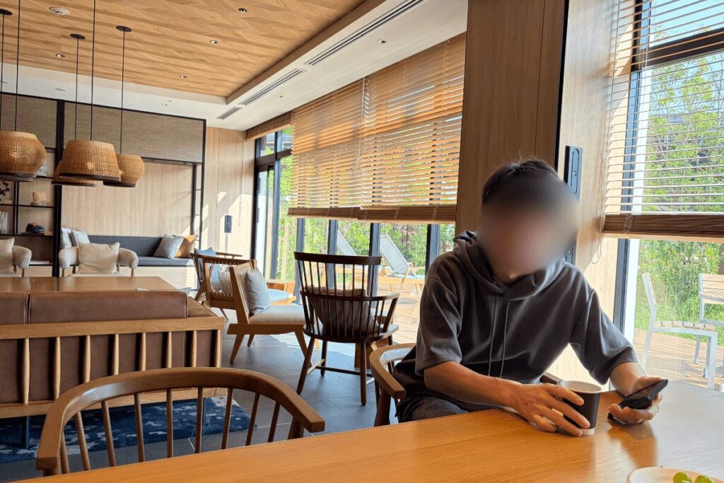 朝食後にロビーラウンジでくつろぐパパ