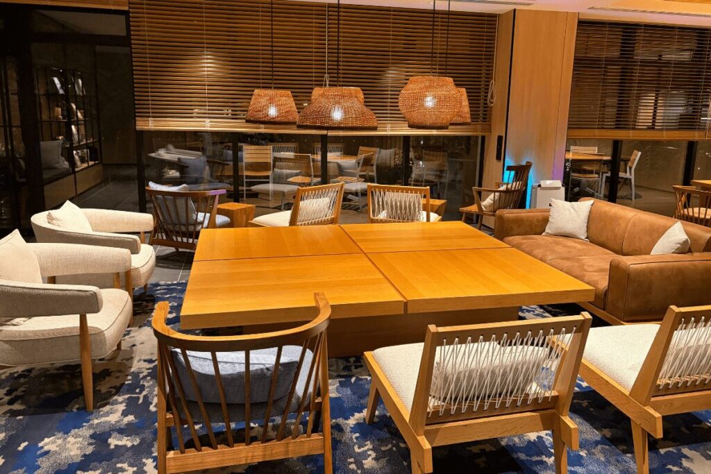 ソファとテーブルが並ぶロビーラウンジ