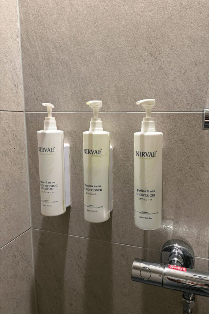 シャワールームに備え付けのシャンプー・コンディショナー・ボディソープ