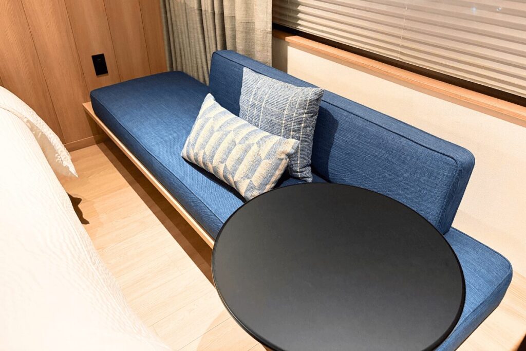 客室のソファとミニテーブル