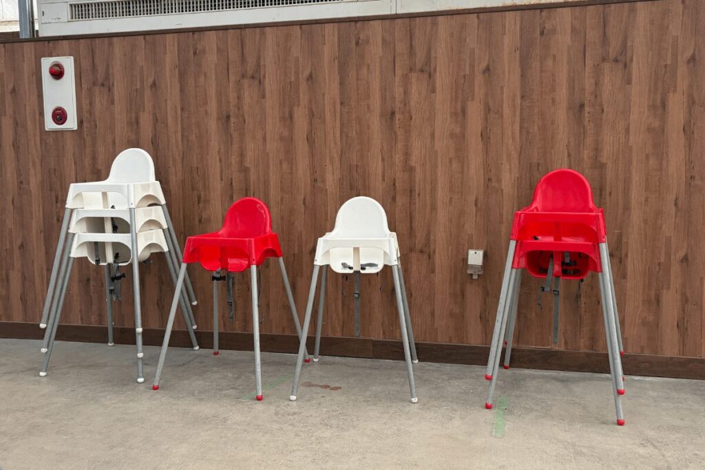 フラワーシャワーに設置されたIKEAのベビーチェア