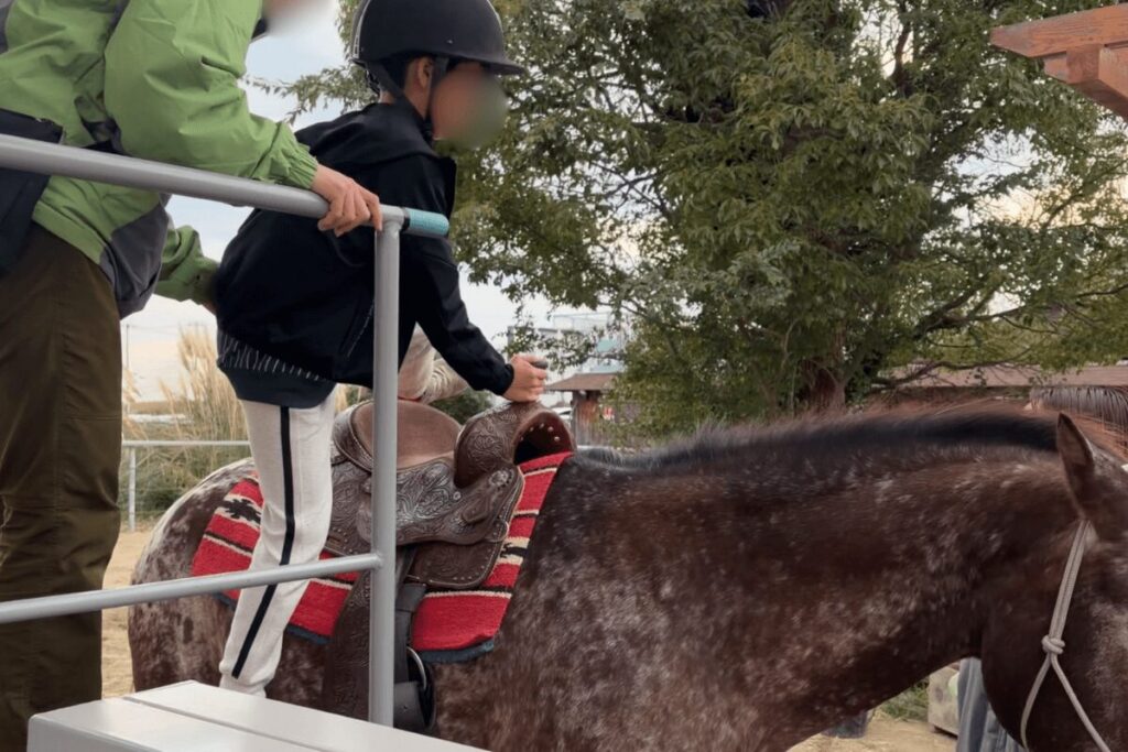 ホースライドでウマの背中に乗る瞬間