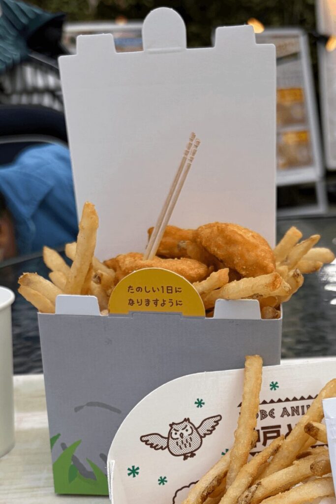 花のキッチンの商品「カバいいBOX」の中身（ナゲットとポテト）