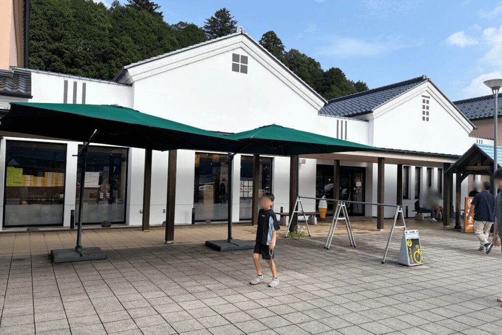 蔵をモチーフにした道の駅ようか但馬蔵の建物外観