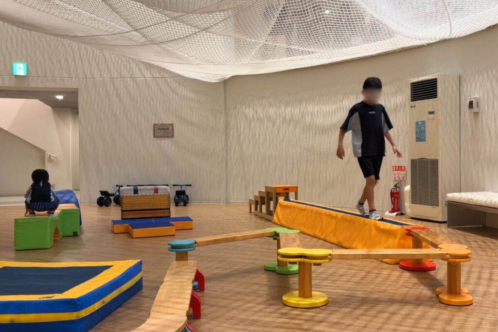 どんぐりbaseのぐんぐんジムとぐんぐんホールの様子