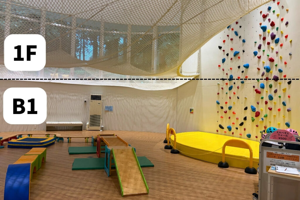 どんぐりbaseの地上1階と地下1階の2フロア構成