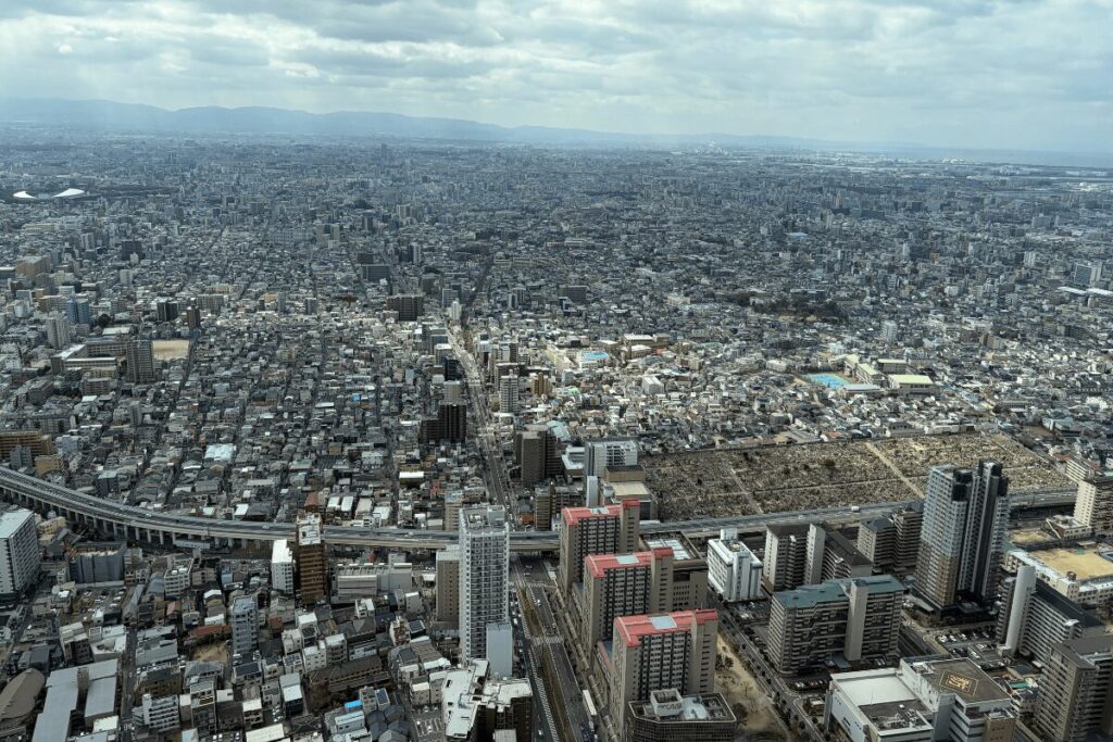 あべのハルカス展望台「ハルカス300」から望む、客室とは別方角の広大な景色