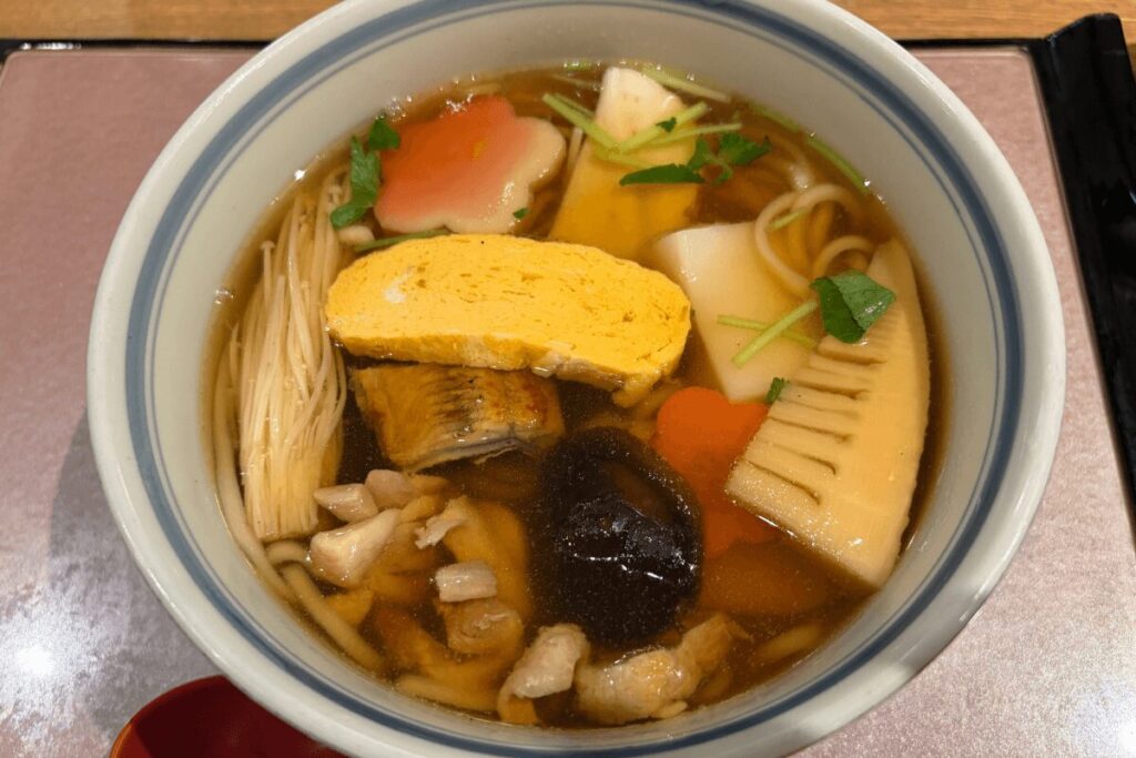 石臼挽蕎麦 弦の具だくさんな「おかめうどん」