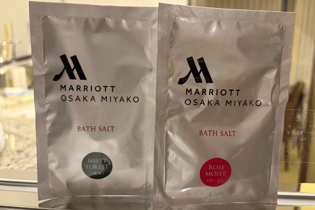大阪マリオット都ホテルのバスルームに用意されたバスソルト