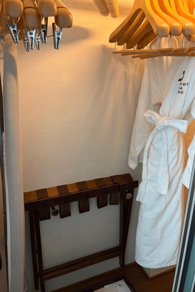 大阪マリオット都ホテルのクローゼットの中にあるバスローブ