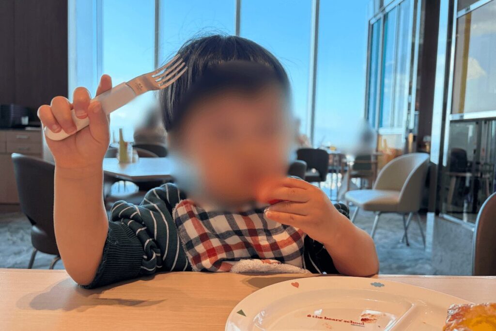 大阪マリオット都ホテルのレストラン「COOKA」で朝食を食べる1歳の次男