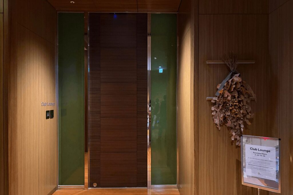 38階にあるクラブラウンジの高級感あふれる入り口