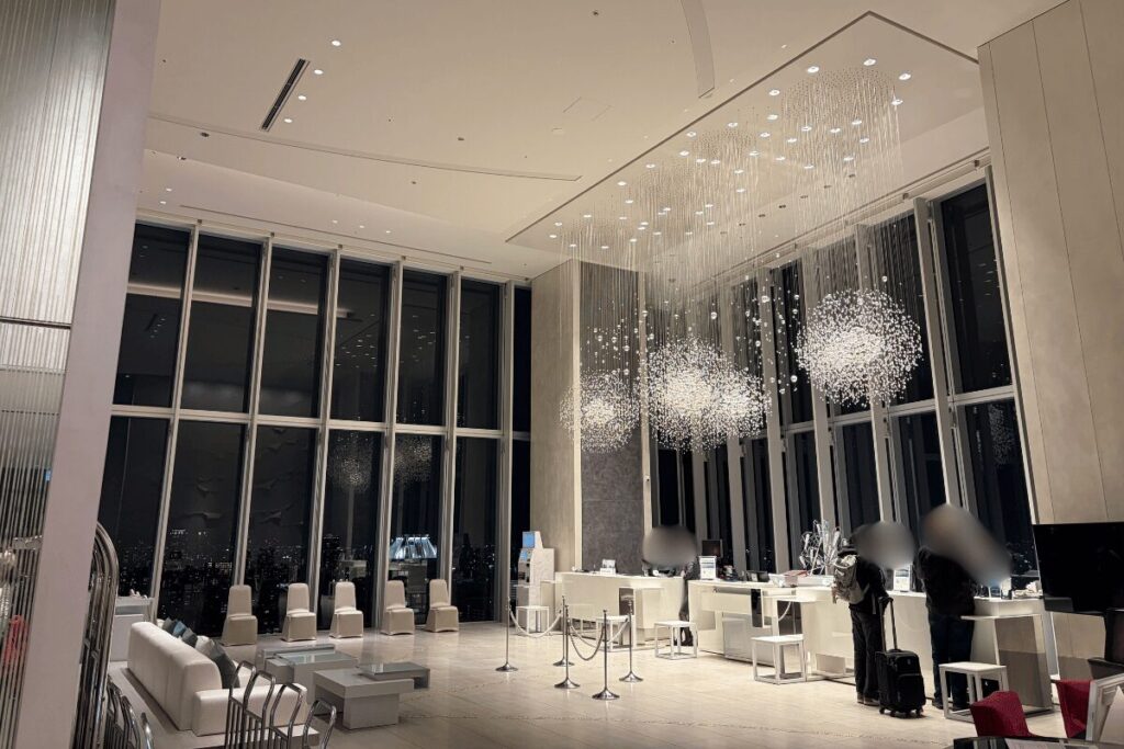 大阪マリオット都ホテル19階の開放的なフロントロビー