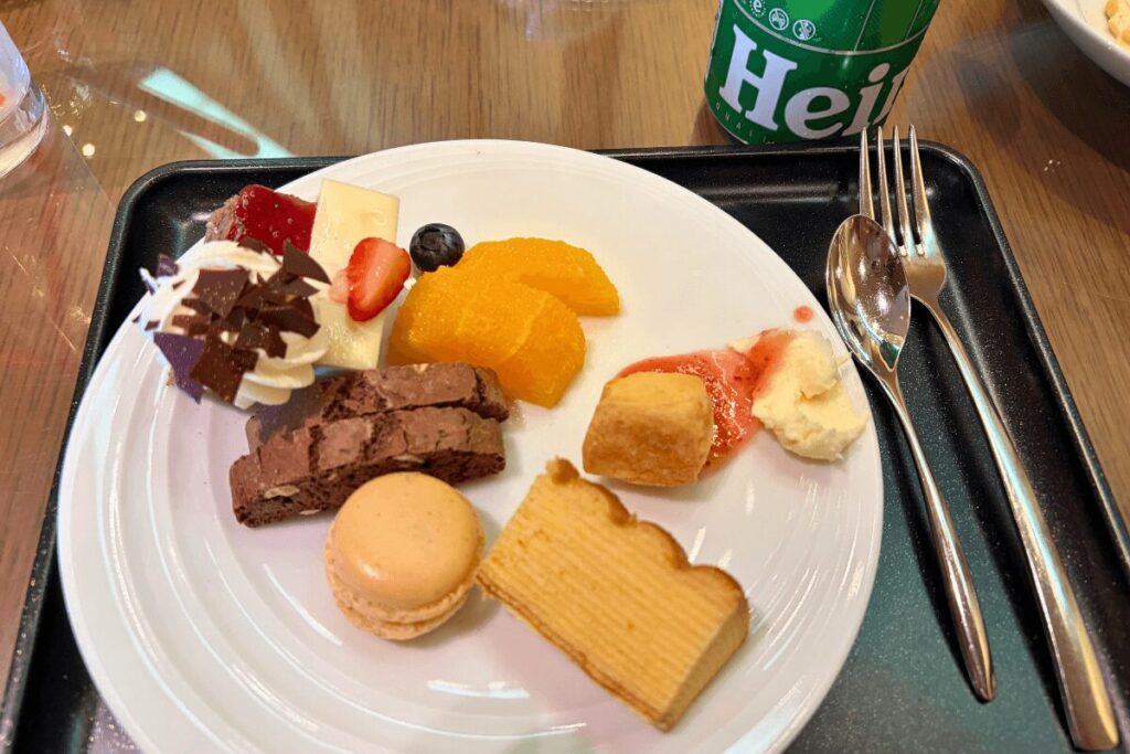 大阪マリオット都ホテルのクラブラウンジで提供される軽食