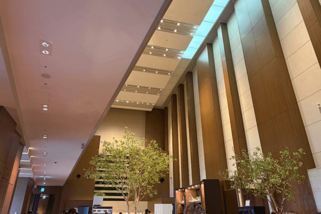 クラブラウンジの開放感ある高い天井