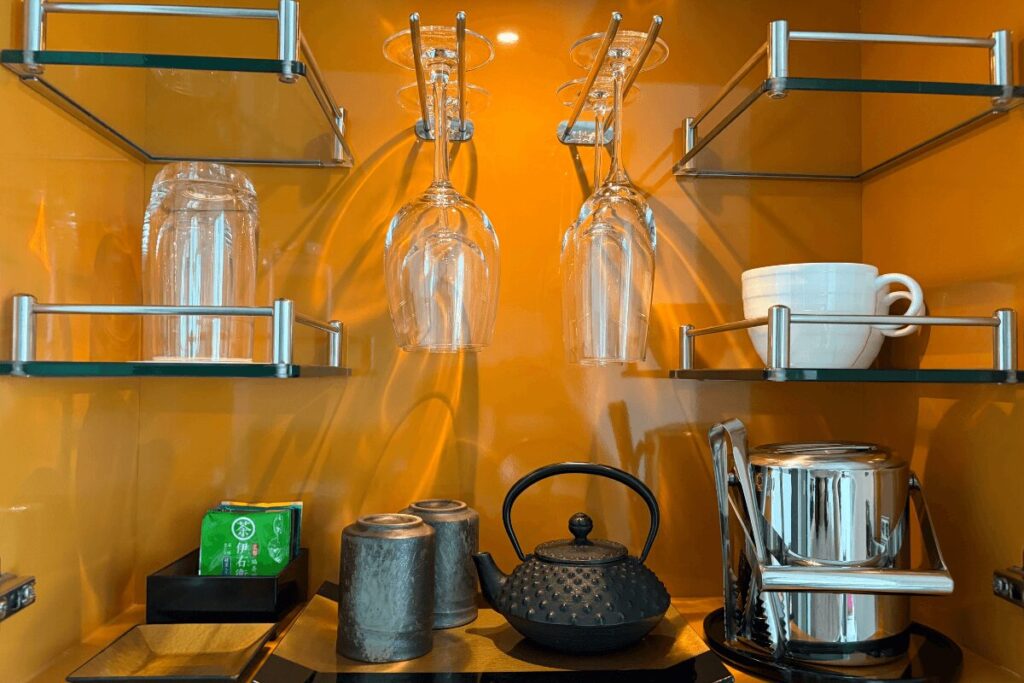 客室に用意されている南部鉄器の急須とお茶セット