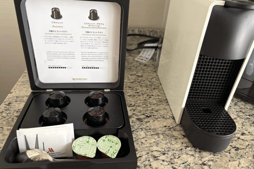 客室に備え付けのネスプレッソマシーンとカプセル