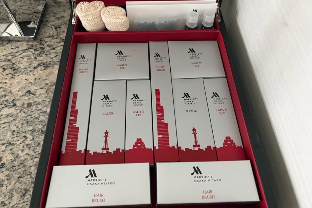 箱に美しく収納された大阪マリオット都ホテルの歯ブラシやカミソリなどのアメニティ